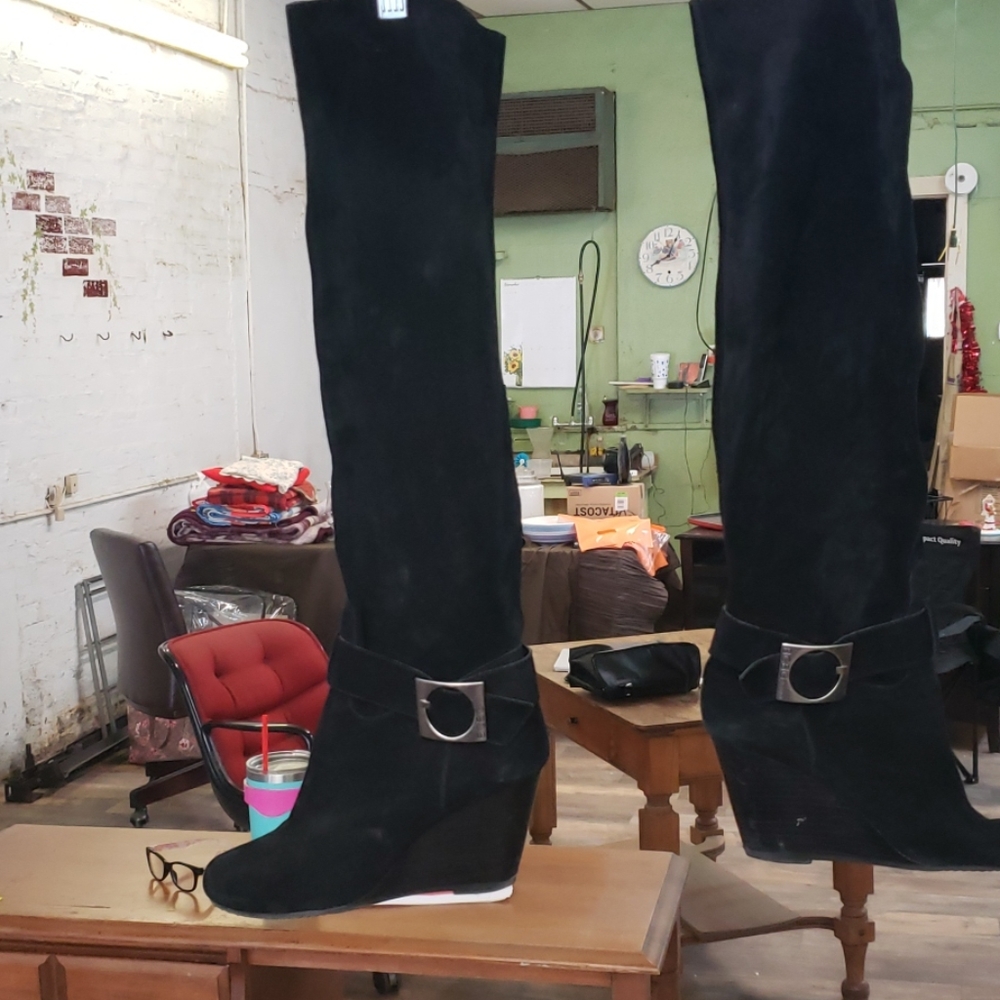 BCBG Back full suede boots